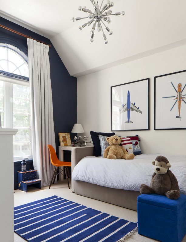 transitional kids’ bedroom with Benjamin Moore Hale Navy HC-154 blue wall paint color