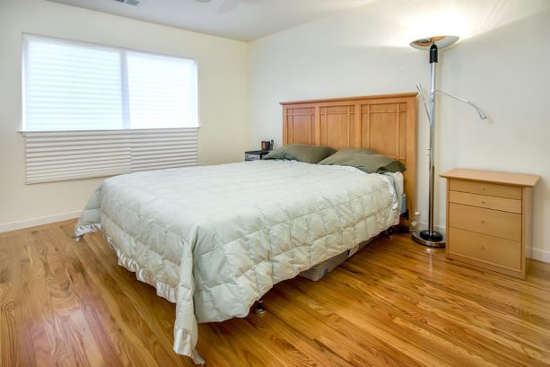 traditional bedroom with Kelly Moore Antique White 49 wall paint color