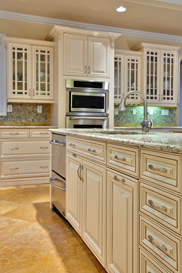 17 Best Antique White Cabinets, Antique White Kitchen Cabinets With Chocolate Glaze
