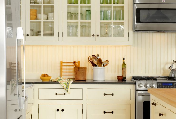 traditional kitchen with beadboard backsplash