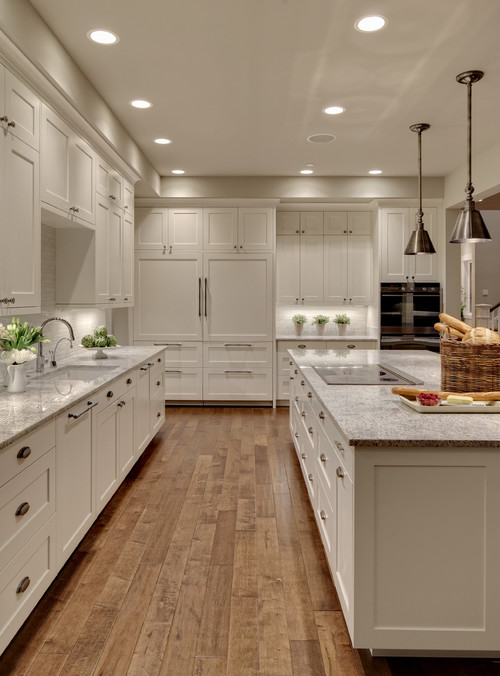 white shaker cabinets with knobs and bar pulls combo