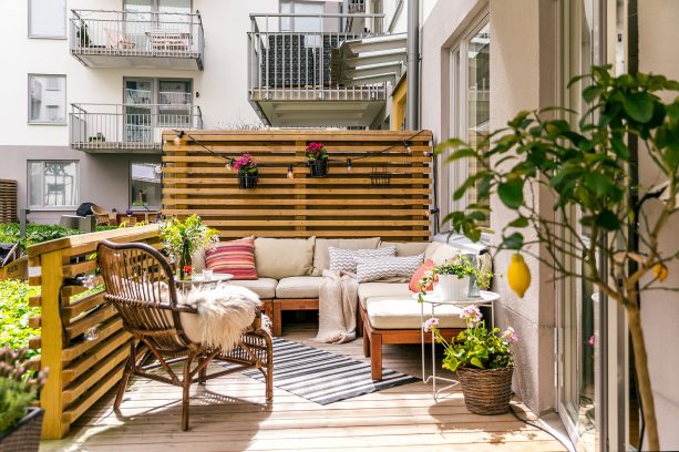 Scandinavian deck with same-material railing and privacy screen