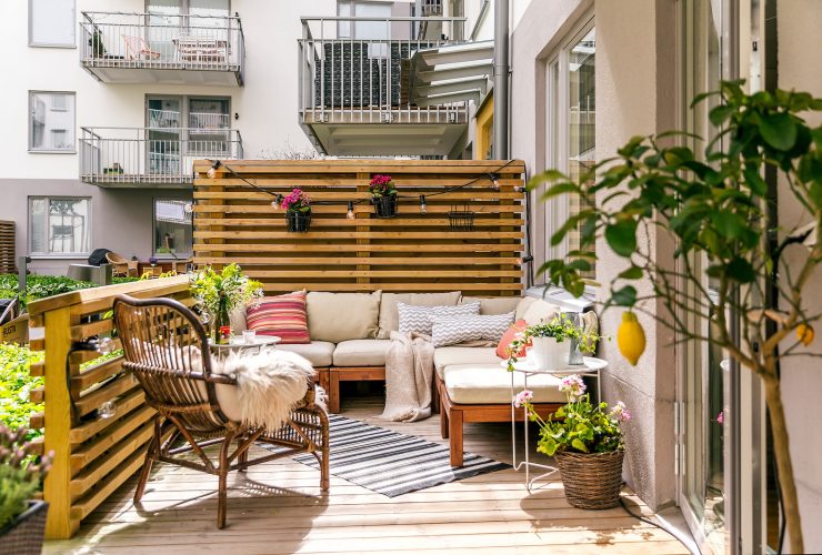 Scandinavian deck with same-material railing and privacy screen