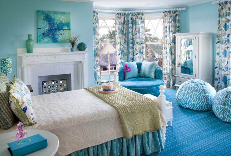a blue beach-themed bedroom with blue-white floral-patterned curtains