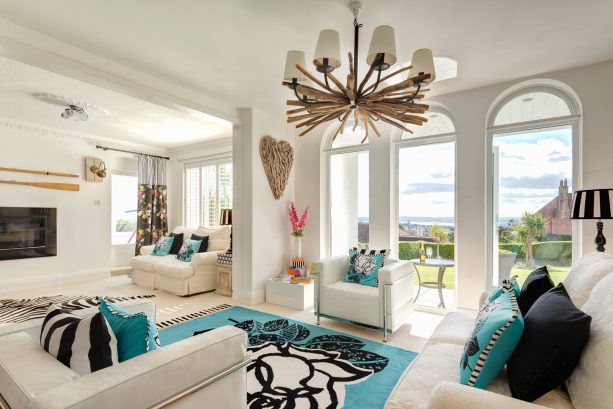 white, turquoise and black color scheme in a beach-style living room
