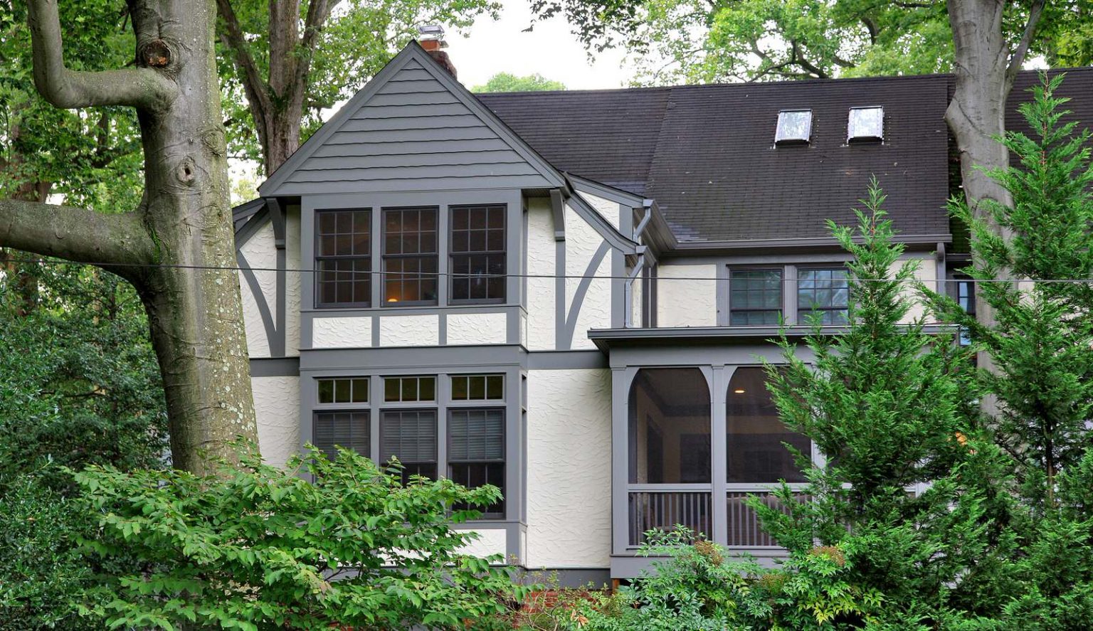 13 Unusually Amazing White House with Grey Trim Ideas for a Better Curb ...