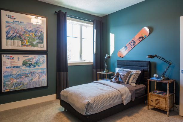 a boys bedroom with teal and black color theme