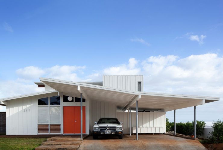 a coordinating look between a minimalist carport and a MIdcentury home exterior design