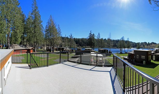 the front deck railing is made from clear glass material for maximum scenery viewing