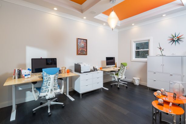 orange accents add a refreshing touch to deal with the dark color of the wood floor in the home office