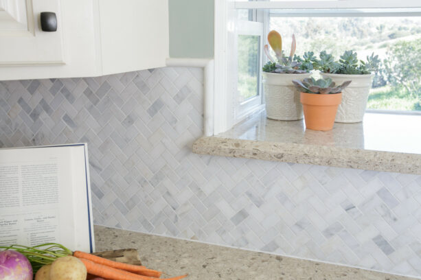 a closer look to the quartz countertop as an amazing match for the white kitchen garden window